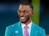 RG3 在陣亡將士紀念日作為退伍軍人的兒子參觀罌粟榮譽牆。