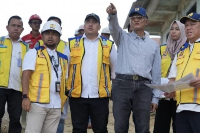 tinjau-pemasangan-ipa-baja-spam-karang-baru-menteri-dody-pastikan-keberlanjutan-suplai-air-bagi-masy.jpeg