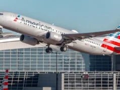 波音公司在周年紀念日向美國航空交付第 100 架 737 MAX