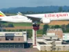 一家大型航空公司正在與空中巴士公司就 A350 和 A220 飛機的新訂單進行談判