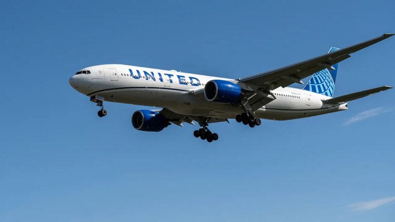 聯合航空航班 航空公司更改航線飛往威斯康辛州。在試圖闖入駕駛艙後