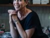 Julie Burton 在她的 LA ADU 手工製作玻璃首飾和陶瓷