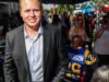 洛杉磯市長候選人斯賓塞·普拉特 (Spencer Pratt) 引起轟動,但他會游泳嗎?