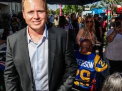 洛杉磯市長候選人斯賓塞·普拉特 (Spencer Pratt) 引起轟動,但他會游泳嗎?