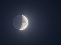 5 月 21 日,木星、金星和水星在附近排列,月亮與群星閃耀
