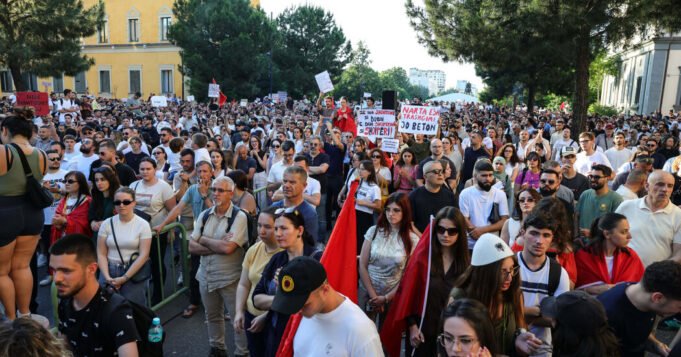 02int-albania-protest-01-wfkj-facebookJumbo.jpg
