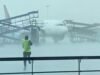 印度航空三架飛機在德里機場因風雨受損