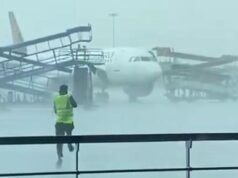 印度航空三架飛機在德里機場因風雨受損