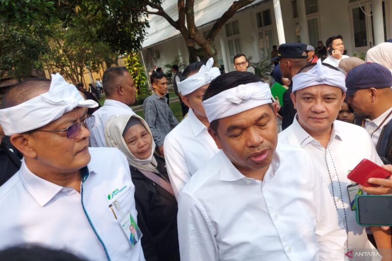 Dedi Mulyadi 對投資可以抵消西爪哇的落葉颱風持樂觀態度。