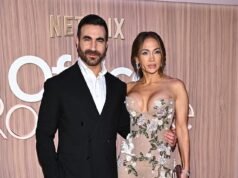 珍妮佛洛佩茲 (Jennifer Lopez) 在紐約舉行的《辦公室浪漫》首映式上與布雷特·戈德斯坦 (Brett Goldstein) 近距離接觸時差點穿了一件無肩帶碎花連衣裙……在回應了約會謠言後