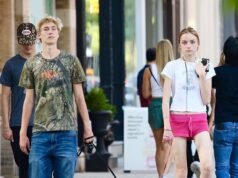 娜歐蜜華茲 (Naomi Watts) 17 歲的跨性別女兒凱 (Kai) 與 18 歲的弟弟薩莎 (Sasha) 罕見地在紐約郊遊