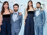 在 2026 年托尼獎紅毯之夜,丹尼爾·雷德克利夫 (Daniel Radcliffe) 與身高 5 英尺 7 英寸的搭檔艾琳·達克 (Erin Darke) 相比顯得相形見絀
