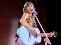 泰勒絲 (Taylor Swift) 在長達 21 分鐘的演講中落淚,成為有史以來入選詞曲作者名人堂的最年輕女性