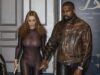 肯伊威斯特 (Kanye West) 的妻子比安卡森索里 (Bianca Sensori) 在喬治亞州演唱會結束後,幾乎赤身裸體地穿著透明內衣走出去