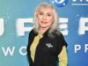 黛比哈利 (Debbie Harry) 在《女超人》首映式上與她的前金發女郎重聚,80 歲高齡的金發女郎仍然是一枚重磅炸彈