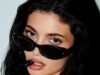 凱莉詹納 (Kylie Jenner) 與 Meta 合作推出售價 359 英鎊的內建相機人工智慧眼鏡——他們甚至會在早上為你唱“Rise and Shine”