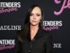 克里斯蒂娜·里奇 (Christina Ricci) 猛烈抨擊吉米·法倫 (Jimmy Fallon) 在 2024 年性侵犯審判後讓康納·麥格雷戈 (Conor McGregor) 上《今夜秀》:“你真丟臉”