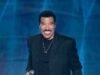 77 歲的萊昂內爾·里奇 (Lionel Richie) 在新巡演的第一晚在舞台上生病後中斷了音樂會