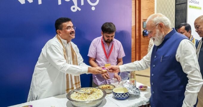 10modi-enjoys-jhalmuri1.jpg