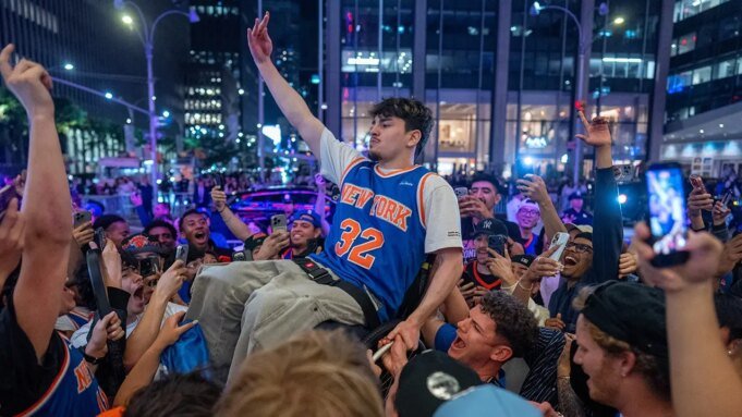 1780513676_knicks-fans-celebrate-fox-news-001.jpeg