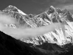 登山者在沒有食物和水的情況下下降“死亡區”後被發現生還,失踪一周並在珠穆朗瑪峰上死亡