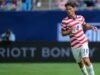 格雷格·伯哈爾特 (Greg Berhalter) 被美國國家隊解僱,為兒子塞巴斯蒂安 (Sebastian) 的世界盃夢想鋪平了道路