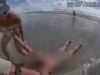 隨身攝影機顯示在新士麥那海灘營救一名婦女