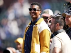 傑梅斯溫斯頓 (Jameis Winston) 幫助日本球迷在世界盃比賽後進行清理