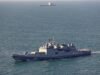 一艘俄羅斯軍艦在英吉利海峽附近一艘英國註冊的遊艇附近鳴槍示警