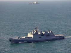 一艘俄羅斯軍艦在英吉利海峽附近一艘英國註冊的遊艇附近鳴槍示警