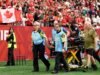 加拿大選手伊斯梅爾·科內在一次艱難的鏟球後被擔架抬下場
