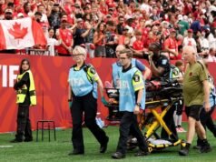 加拿大選手伊斯梅爾·科內在一次艱難的鏟球後被擔架抬下場