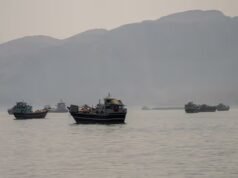 美國說是開放的。伊朗表示已關閉。霍爾木茲海峽仍岌岌可危