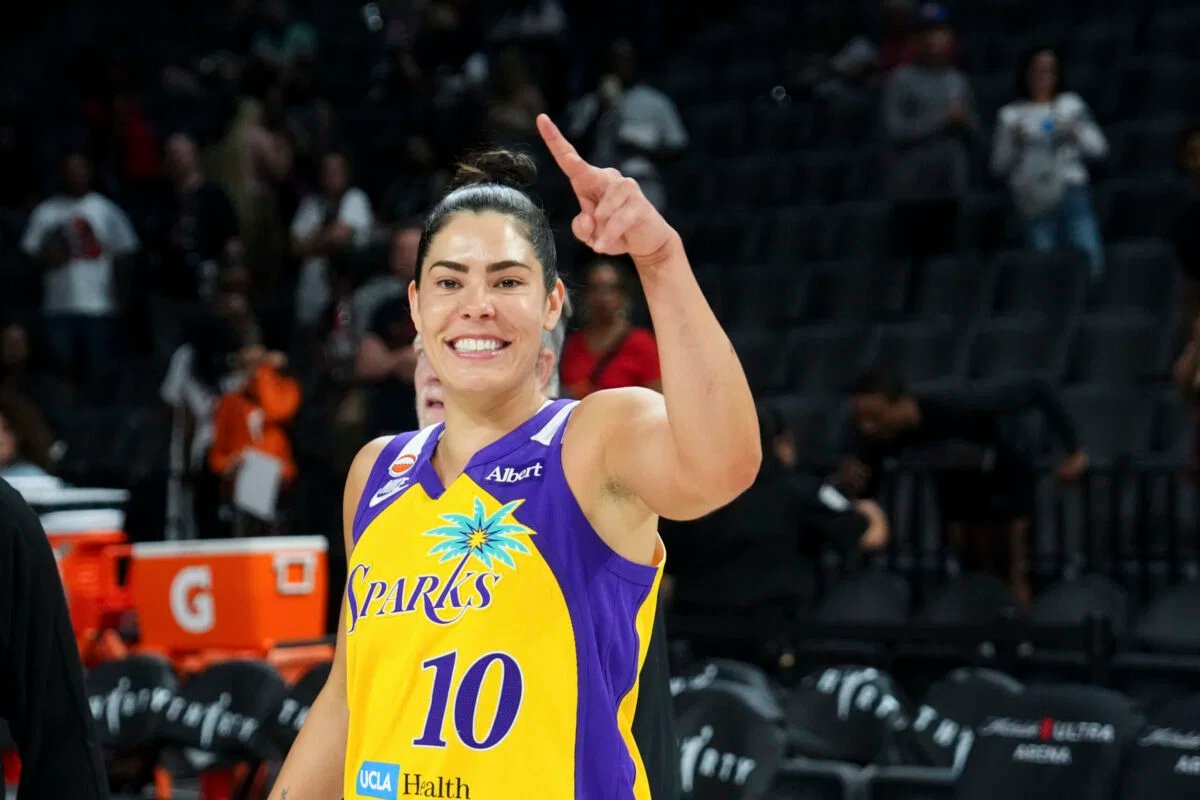 攝影機拍到凱爾西·普拉姆在與自由之星發生衝突後對 WNBA 辦公室表示不滿