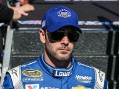 1 億美元艾美獎得主蓋伊費裡 (Guy Fieri) 與吉米約翰遜 (Jimmie Johnson) 一起進入 NASCAR