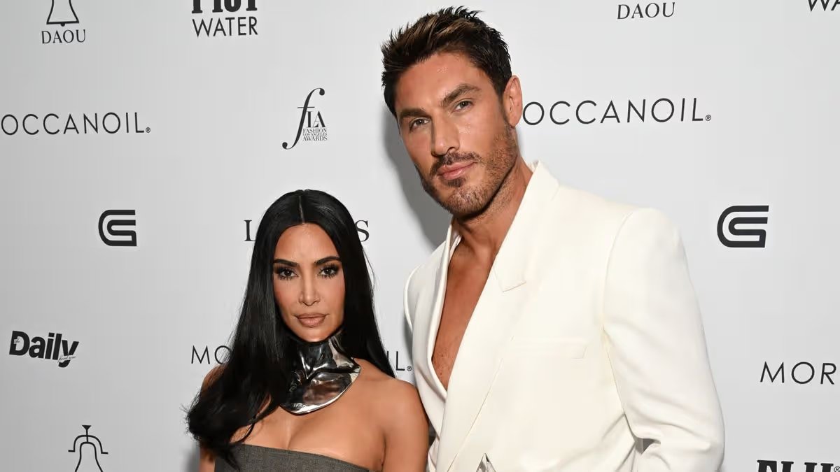 金卡戴珊 (Kim Kardashian) 飾演克里斯阿普爾頓 (Chris Appleton)，她在《嚴格》中飾演主角，準備與觀眾見面