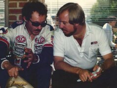 史蒂夫韋德是誰?以下是您需要了解的關於這位 NASCAR 名人堂記者的信息,他報道了這項運動 50 年