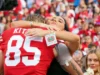 喬治·基特爾(George Kittle)妻子克萊爾(Claire)的密友在癌症鬥爭中不幸去世後,人們表示哀悼