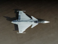 薩博推出世界第一架專為巴西空軍製造的兩座鷹獅 F 戰鬥機