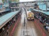24小時內降雨量達200毫米,孟買被洪水淹沒。公路、鐵路交通受到衝擊