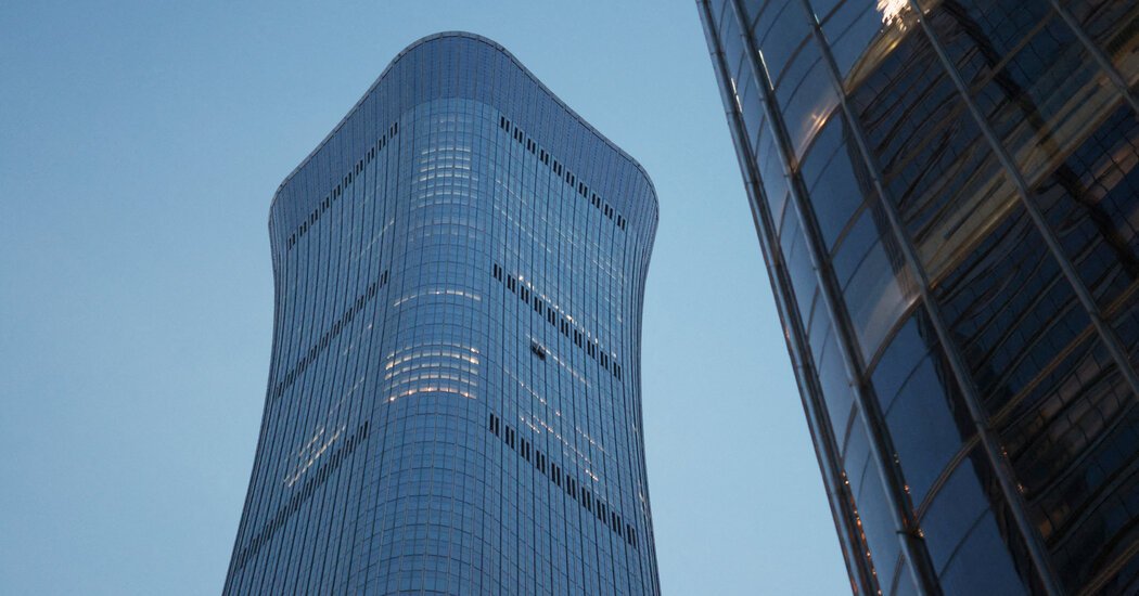 小型飛機撞上北京最高建築