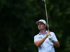 JT Poston 在紀念球場漫長的一天中以一場季後賽勝利結束