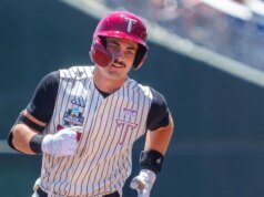 灰姑娘特洛伊 (Cinderella Troy) 以 12-8 獲勝,將 Ole Miss 淘汰出 MCWS