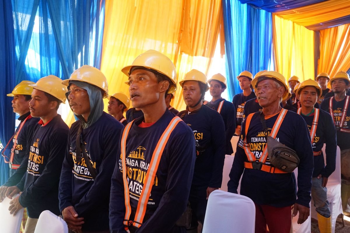 品牌 Abipraya 300 SR Lampung 支持建築工人的認證