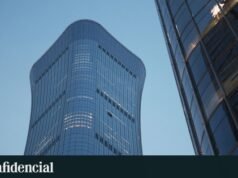 小型飛機撞上北京第一高樓中國尊大廈