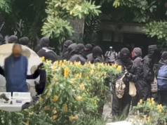 一段影片顯示一名蒙面男子據稱在 UdeA 向警察開槍 – Publimetro Columbia