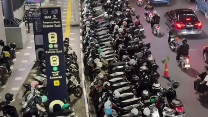 6a1dacaf3b60b-viral-motor-dan-mobil-parkir-di-trotoar-rasuna-said-saat-konser-dishub-dki-sampai-mint.webp