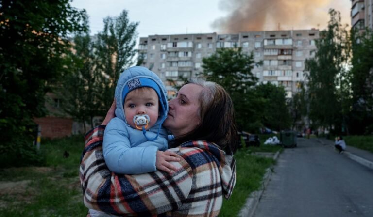 俄羅斯在烏克蘭發動的攻擊造成至少18人死亡，其中包括一些被埋在廢墟下的兒童