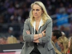 當工作人員幹擾 Aces 對陣 Liberty 比賽時,貝基·哈蒙 (Becky Hammon) 與裁判的激烈對抗被攝影機捕捉到