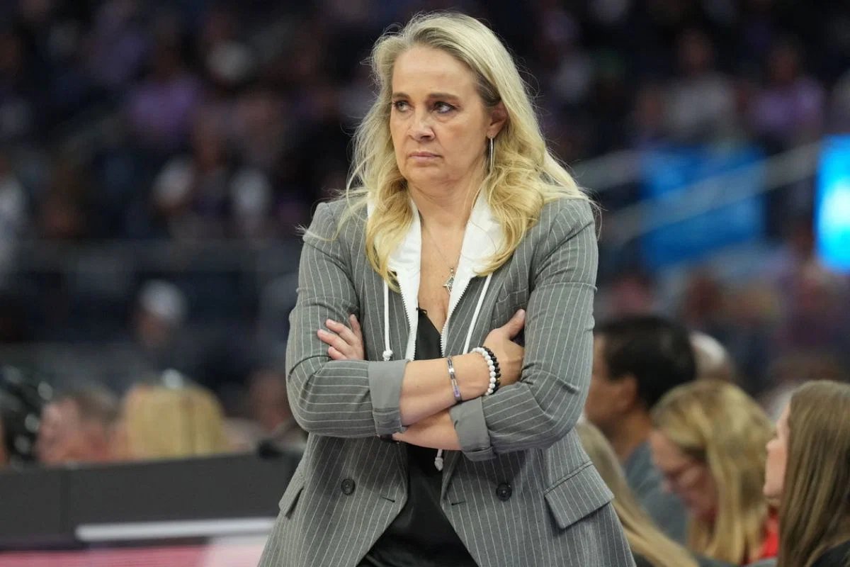 當工作人員幹擾 Aces 對陣 Liberty 比賽時，貝基·哈蒙 (Becky Hammon) 與裁判的激烈對抗被攝影機捕捉到